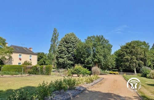 Cosse-le-Vivien Cottage | Charming Lakeside Manor with Garden, Ping-Pong, Biking, and Fishing
