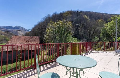 Esterencuby Apartment | Charming Little Yaitua with Mountain View, Private Terrace and Wi-Fi