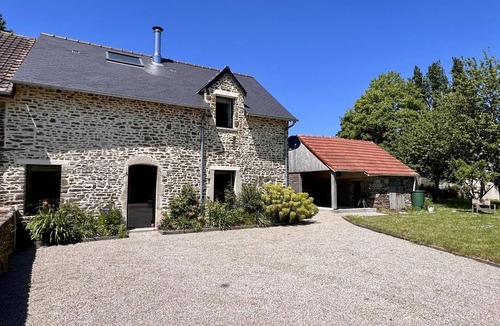 Canville-la-Rocque Cottage | Charming Norman house with garden near beaches