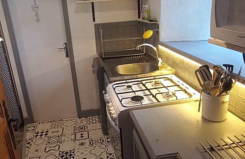 Laurie House | Charming Oliabou Gîte - Mountain View, Private Terrace & Wi-Fi
