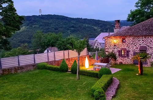 Laurie House | Charming Oliabou Gîte - Mountain View, Private Terrace & Wi-Fi