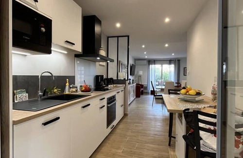 Les Arenes House | Charming single-story villa with 3 bedrooms, tastefully decorated, beautiful exterior.