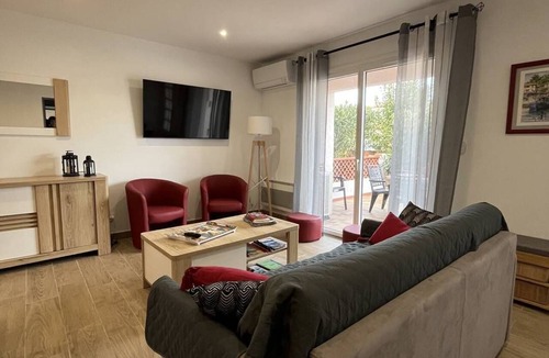 Les Arenes House | Charming single-story villa with 3 bedrooms, tastefully decorated, beautiful exterior.