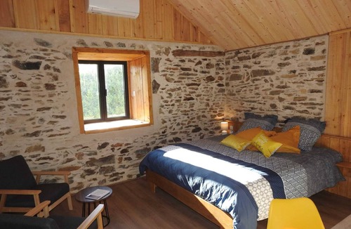 Savignac-Ledrier Bed & Breakfast | Charming stone bedroom, nature & calm Les Secrets de la Nature estate