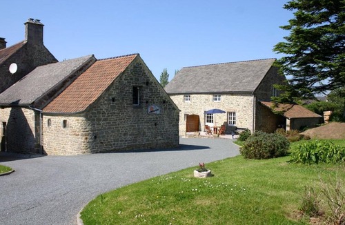 Clitourps Cottage | Charming stone house with garden near Barfleur