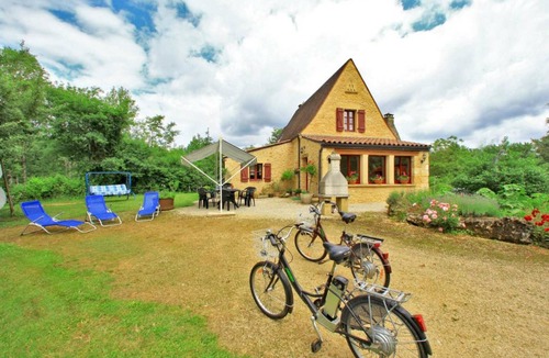 Proissans Cottage | Charming stone house near Sarlat with garden, pets allowed