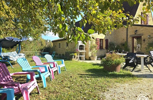 Proissans Cottage | Charming stone house near Sarlat with garden, pets allowed