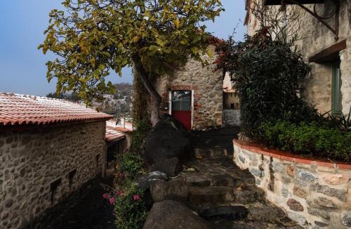 Eus House | Charming stone house in Eus - Vue sur les Montagnes & Confort 2025