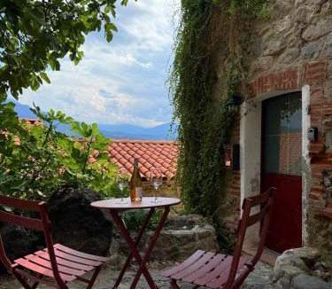 Eus House | Charming stone house in Eus - Vue sur les Montagnes & Confort 2025