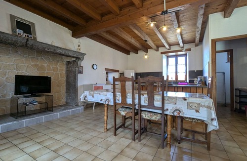 Pinols Cottage | Charming Stone House with 3 Bedrooms Near Village Amenities and Scenic Attractions