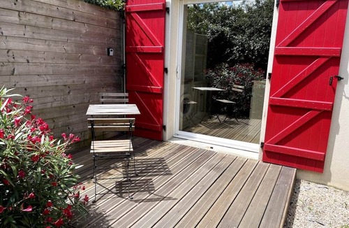 Port District Apartment | Charming studio with terrace - a stone's throw from the sea