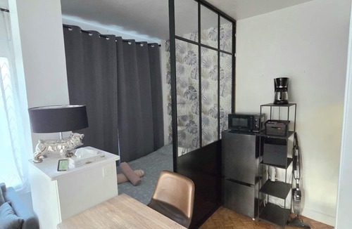 Neuilly-sur-Seine Apartment | Charming Studio with Garden in Neuilly-sur-Seine