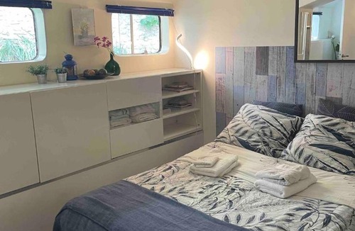 Neuilly-sur-Seine Apartment | Charming Studio on House Boat