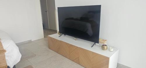Gambetta Apartment | Charming Studio near La Défense - Paris