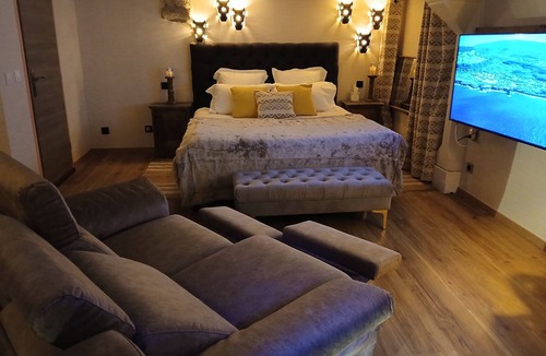 La Vraie-Croix Bed & Breakfast | Charming suites with SPA and private sauna in a manor house.