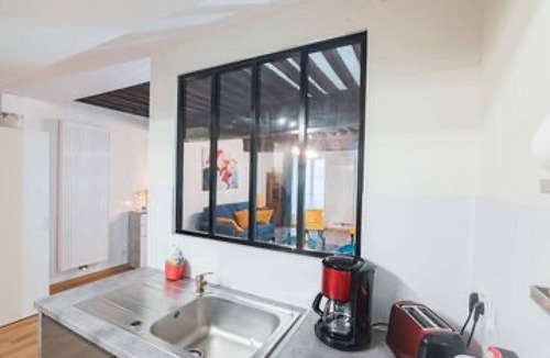 Tournus House | Charming townhouse with a covered and furnished interior patio