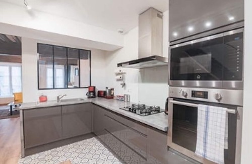 Tournus House | Charming townhouse with a covered and furnished interior patio