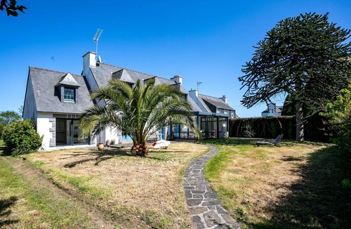 Locquirec House | Charming Villa 'L'hermine' with Sea View, Private Terrace & Wi-Fi