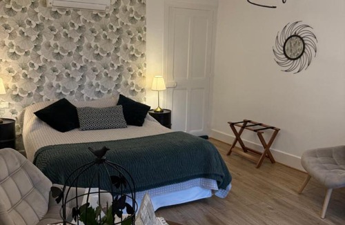 Lens-Lestang Bed & Breakfast | Chateau de la Saone