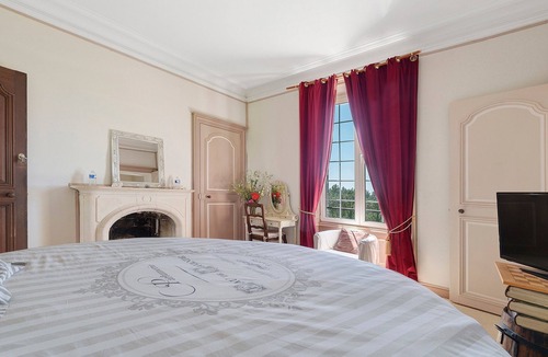 Saint-Mars-du-Desert Bed & Breakfast | Château du Perray - Queen Room - Round Bed with Shared Pool