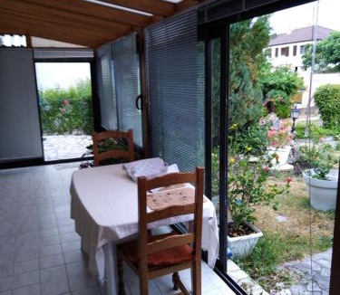 Bourges Bed & Breakfast | chez Myla chambre avec tv écran plat et salle de bain privative