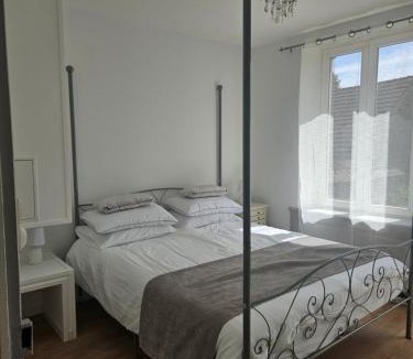 Chateauneuf-Val-de-Bargis Apartment | Church View Apartments