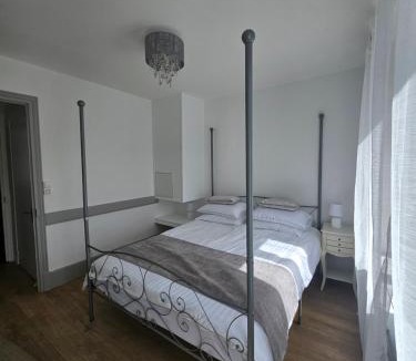 Chateauneuf-Val-de-Bargis Apartment | Church View Apartments