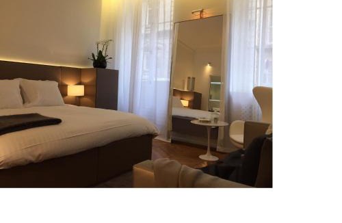 8th Arrondissement Apartment | Cirque Deluxe Studio Apartment