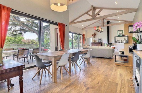 Vernay House | Clos du Cèdre - High-End Family Home with Spacious Garden, Pool, Parking