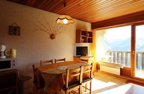 Auris House | Comfortable 2-room flat at the foot of the slopes with balcony and free parking