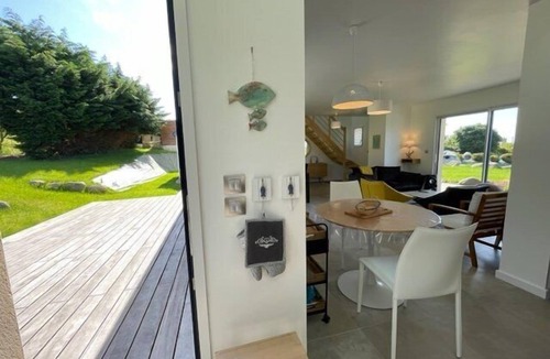 Tregastel House | Comfortable 3-star house in a green setting