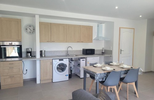 Couzon Cottage | Comfortable cottage with covered pool and spa in Couzon