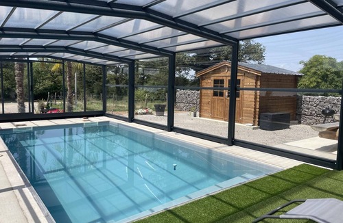 Couzon Cottage | Comfortable cottage with covered pool and spa in Couzon