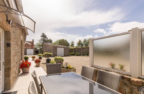 Gatteville-le-Phare Cottage | Comfortable Normandy House with Terrace and Private Parking in Gatteville