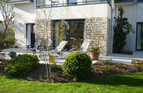 Riantec House | Comfortable ground floor on garden, near sea.
