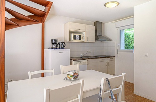 Plescop Apartment | Comfortable House Stay for 6 in Plescop