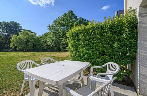 Plescop Apartment | Comfortable House Stay for 6 in Plescop