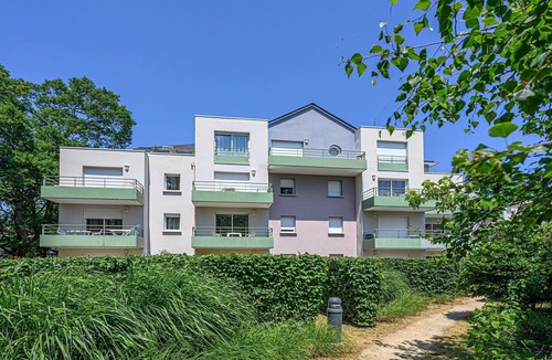 Plescop Apartment | Comfortable House Stay for 6 in Plescop