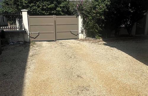 Ampuis Apartment | Condrieu: Air-conditioned ground-floor apartment with private, enclosed parking
