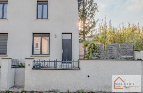 Saint-Priest Apartment | Confort Nature - Maisonnette avec Jardin, Garage, Proche Eurexpo