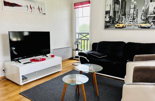 Cambo-les-Bains Apartment | Confortable T2 à Cambo-Les-Bains avec Terrasse et Parking - FR-1-495-87