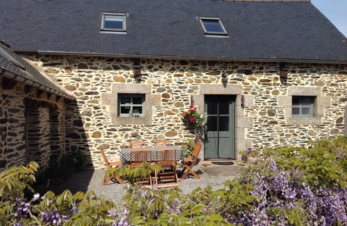 Saint-Martin-des-Pres Cottage | Connect with nature in this beautiful cottage with private, heated swimming pool