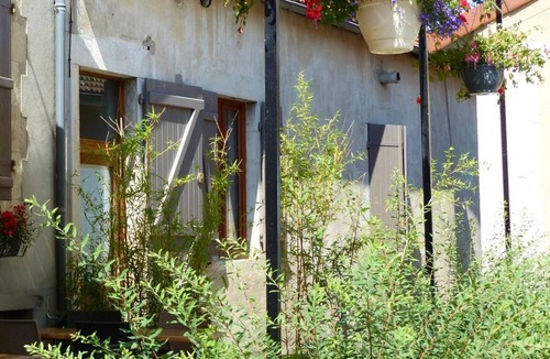 Chantelle Cottage | Contemporary 2-BR Getaway with Private Terrace, Near Scenic Hikes & Spa (Apr-Sep)