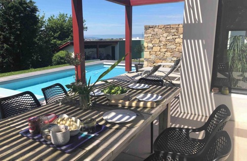 Saint-Jean-de-Luz House | Contemporary Basque house, swimming pool and fronton