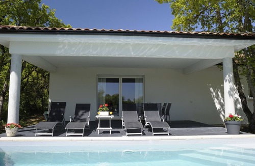 Luzech House | Contemporary home with heated pool