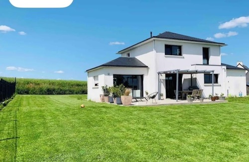 Guenin House | Contemporary house 35 minutes from beaches