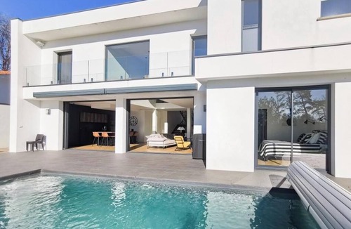 Bayonne House | Contemporary villa with a pool in Bayonne, set in lush greenery