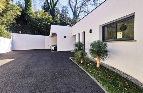 Bayonne House | Contemporary villa with a pool in Bayonne, set in lush greenery