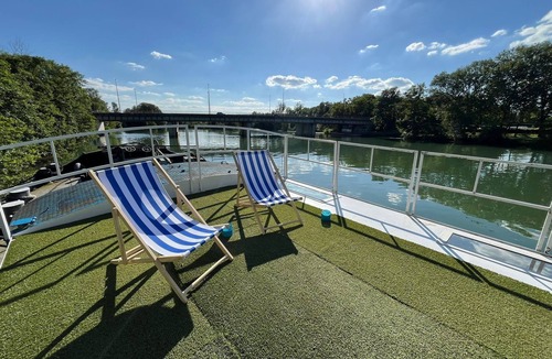 Torcy Boat Rental | Cosy and convivial houseboat
