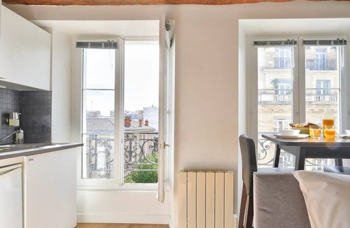 Quartier de la Porte-Saint-Denis Apartment | Cosy and New Studio in the Heart of Paris (5F)